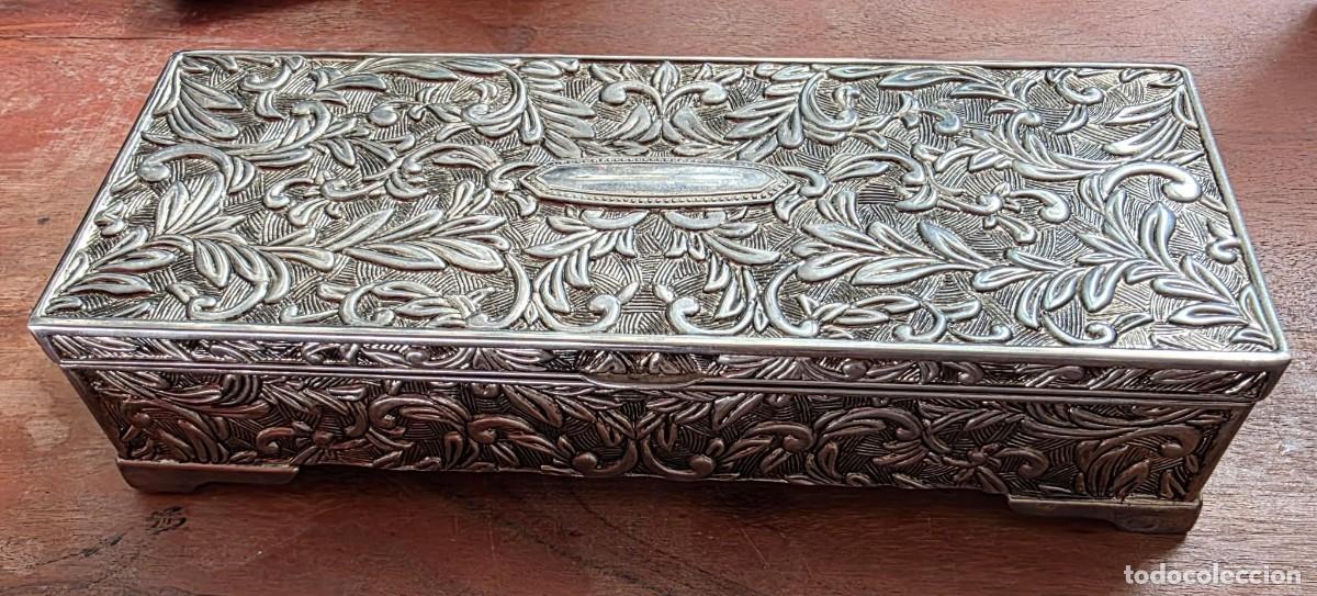 Vintage: Joyero Vintage Rectangular de Metal Repujado con Compartimentos y Espejo Interior