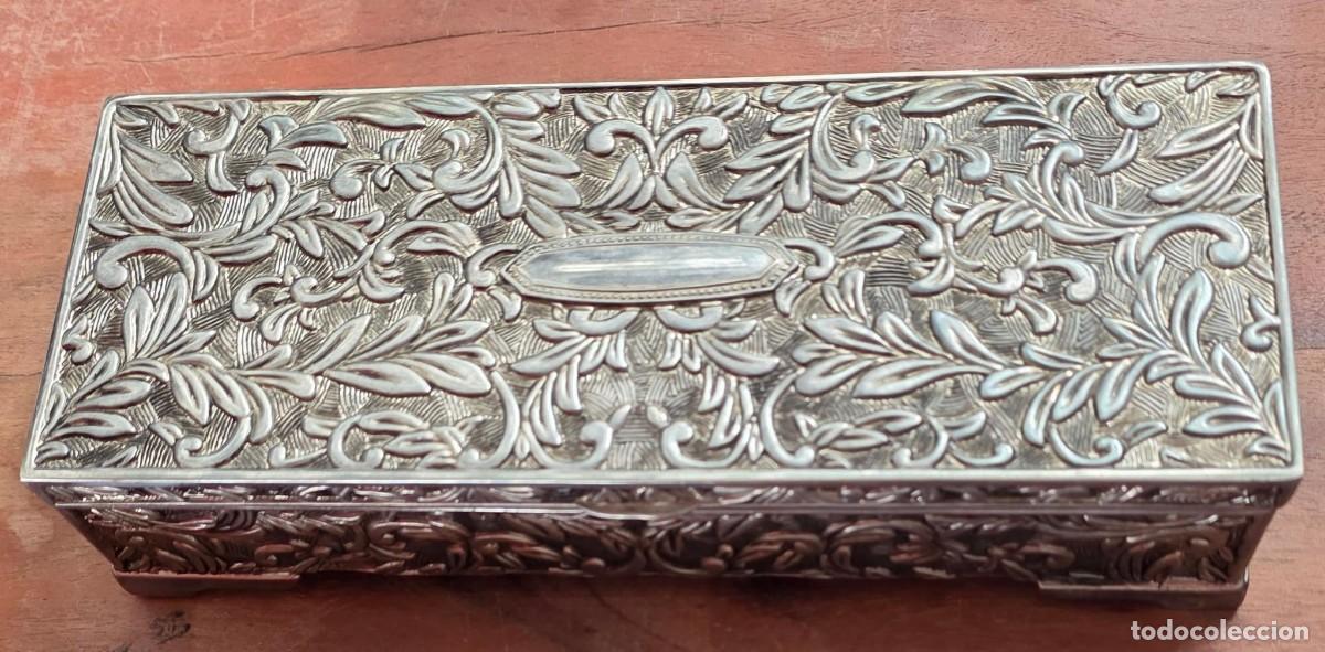 Vintage: Joyero Vintage Rectangular de Metal Repujado con Compartimentos y Espejo Interior - Foto 2