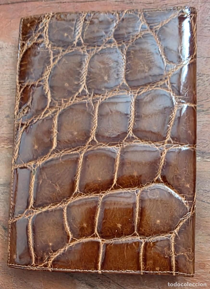Vintage: Agenda Vintage Forrada en Piel Repujada Estilo Cocodrilo Marr&oacute;n &ndash; Porta Documentos Organizador