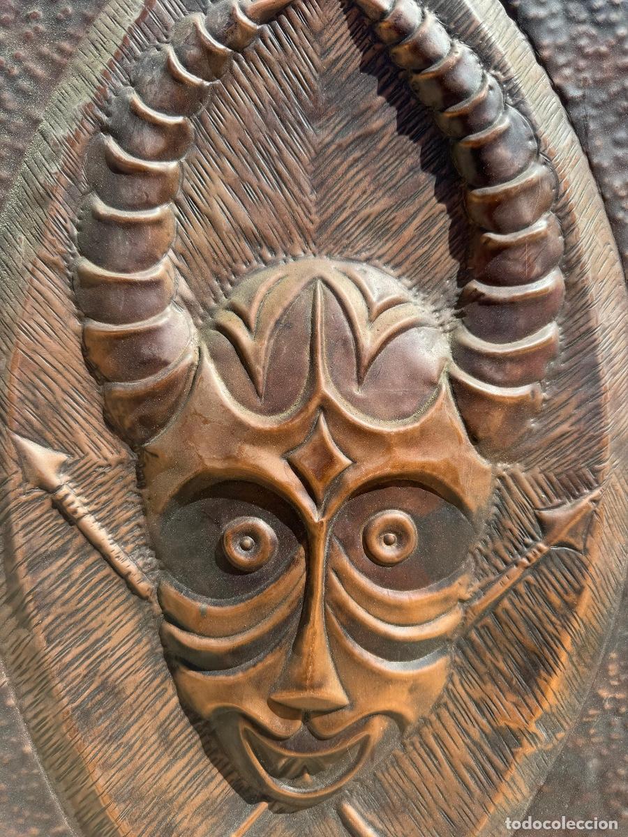Vintage: Panel cobre martilleado figura m&aacute;scara africana firma a&ntilde;os 60 57x37cms