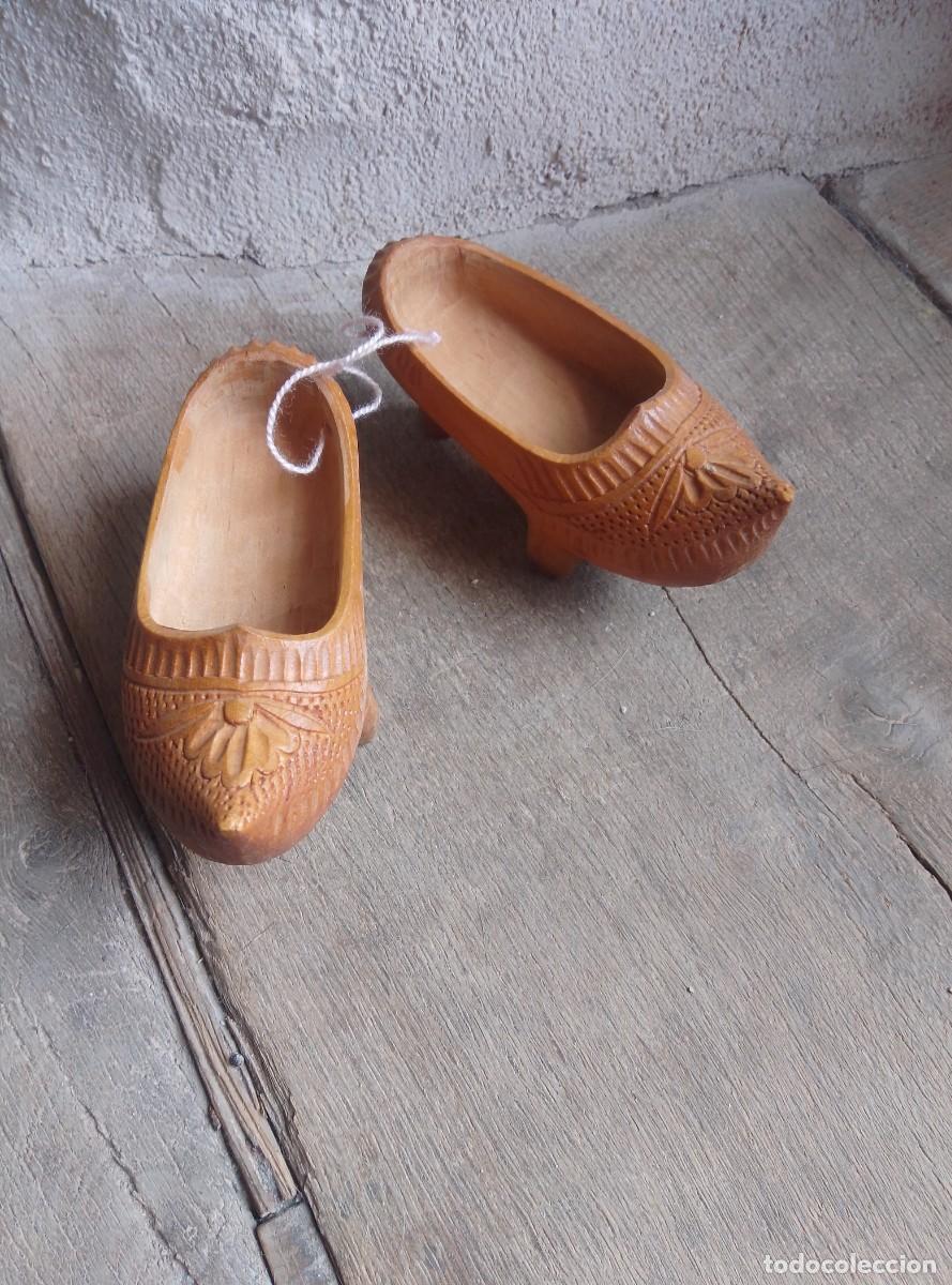 Vintage: Peque&ntilde;a pareja de albarcas, zuecos, madre&ntilde;as de madera talladas