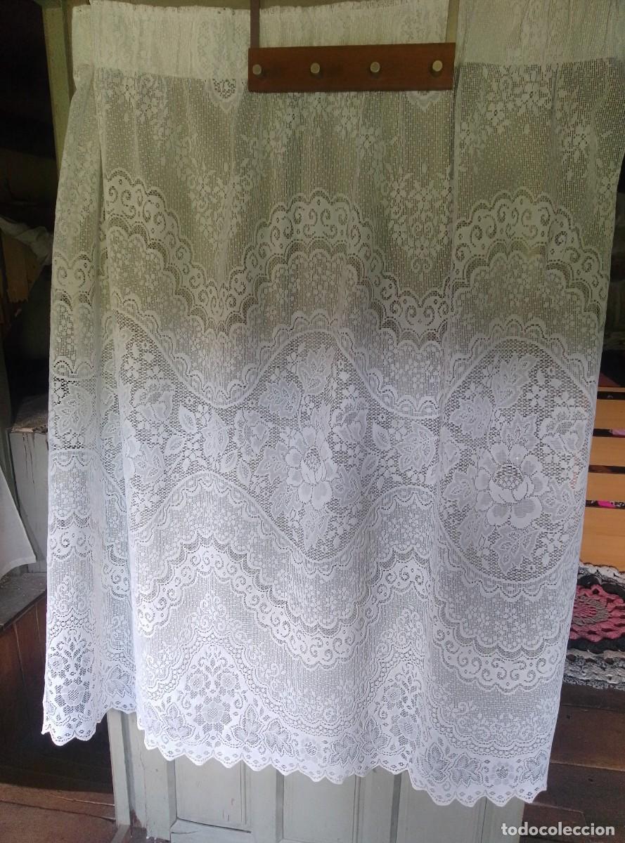 Vintage: Cortina vintage calada, con motivos florales. Un pa&ntilde;o