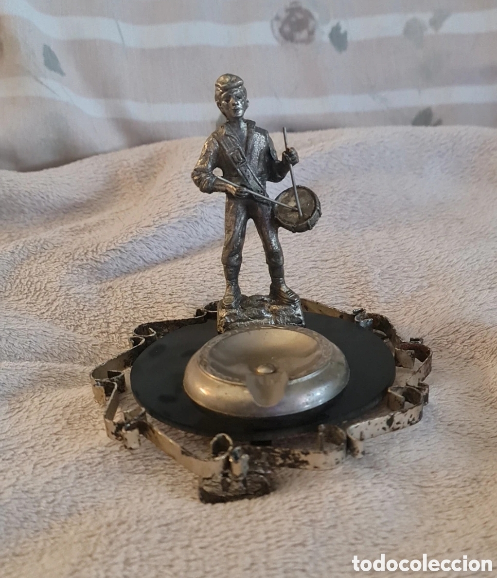 Vintage: Peltre Vintage Cenicero con figura tamborilero