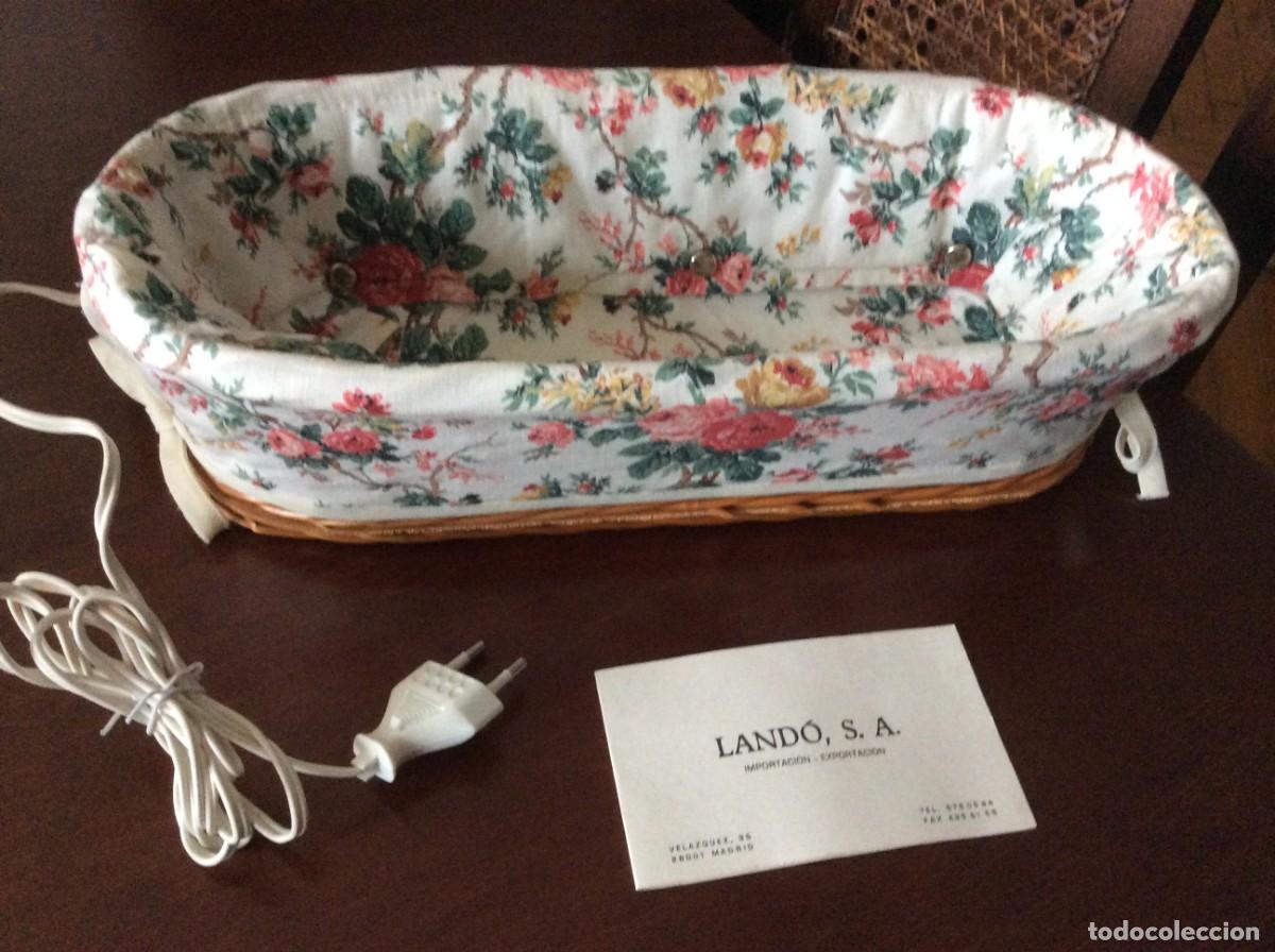 Vintage: VINTAGE CALIENTA BOLLOS- MIMBRE CON FUNDA TELA DE ROSAS