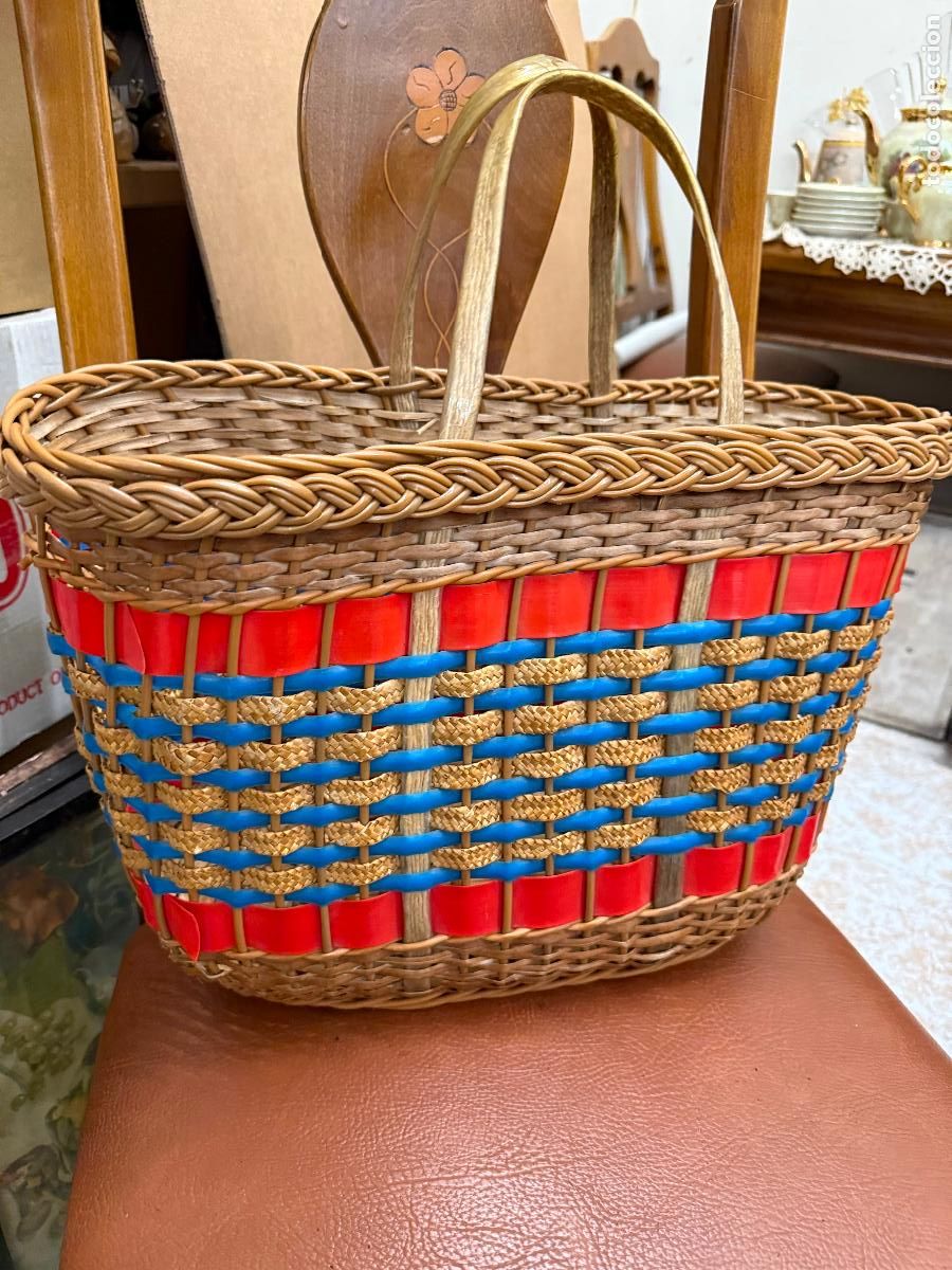 Vintage: Encantador cesto, cesta de la compra, original Vintage a&ntilde;os 60-70 en mimbre y scoubidou