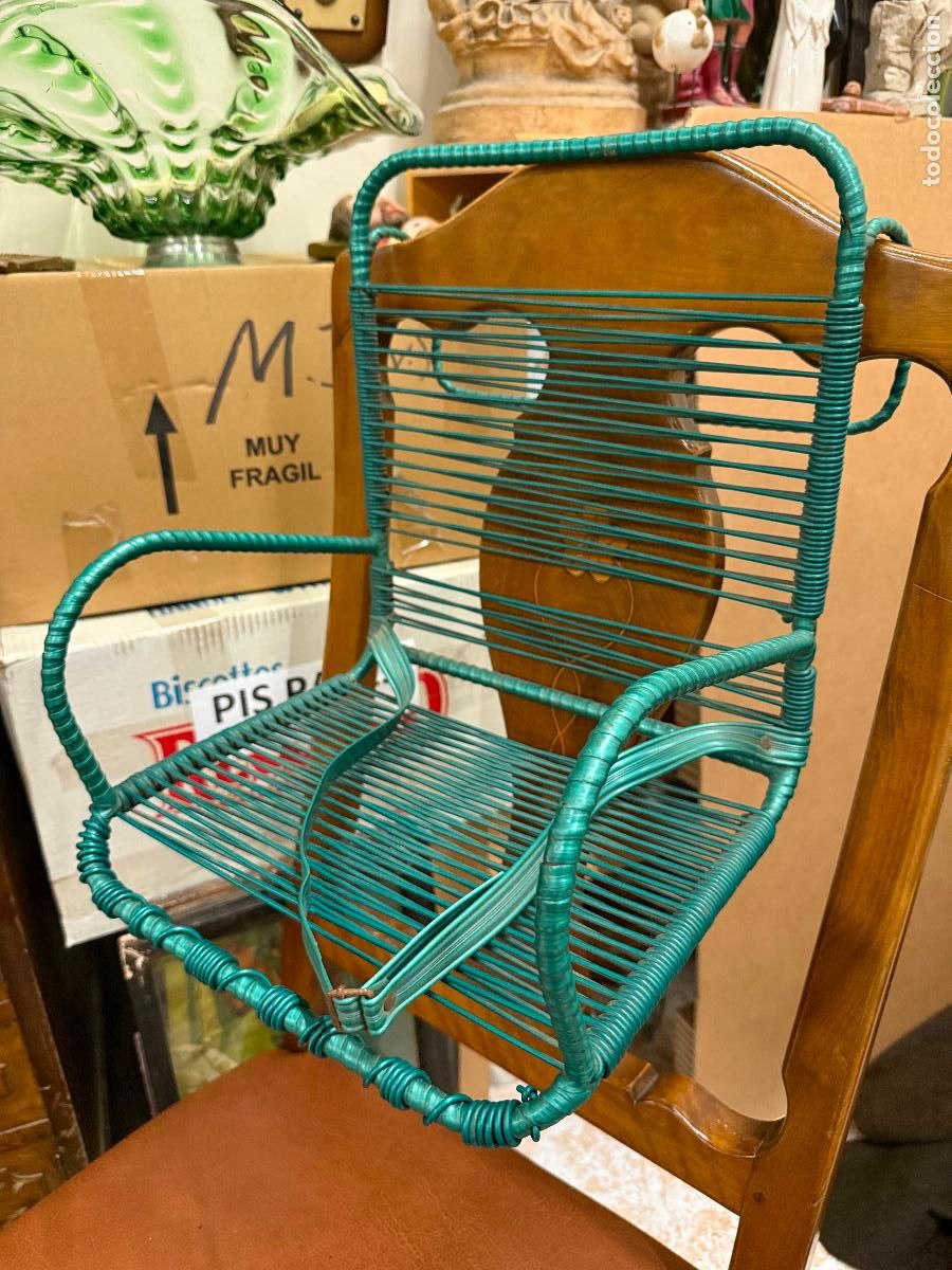 Vintage: Preciosa sillita adaptable a la silla, para sentar los bebes a la mesa. Metal y scoubidou. Vintage