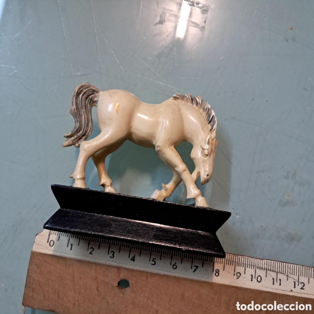 Vintage: Caballo de marfil sobre peana madera