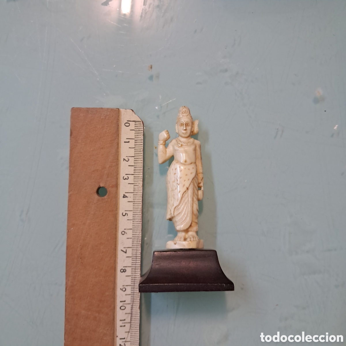 Vintage: Diosa en marfil sobre peana de madera