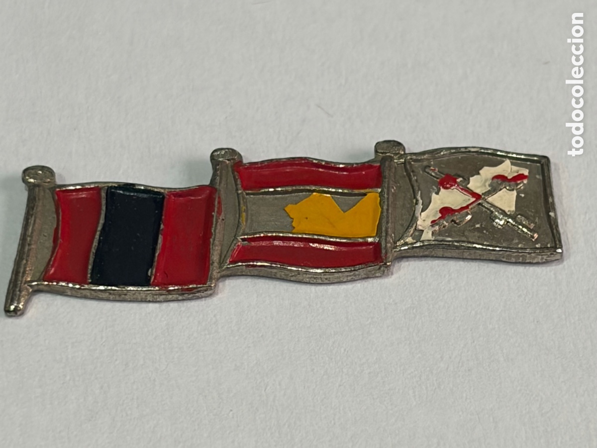 Vintage: Pin antiguo Guerra Civil - Banderas - Patri&oacute;tico falange Espa&ntilde;a y requetes -