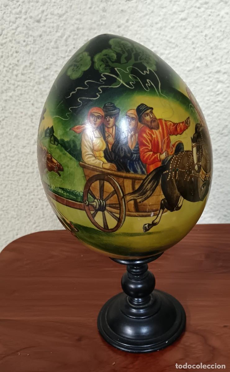 Vintage: HUEVO DE MADERA LACADO RUSO CON ESCENA COSTUMBRISTA SOBRE PEANA 26 CM. ALTURA