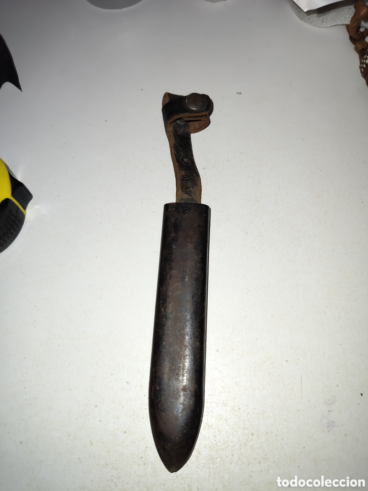 Vintage: FUNDA PARA DAGA DE METAL NEGRO Y CUERO PARA CINTUR&Oacute;N