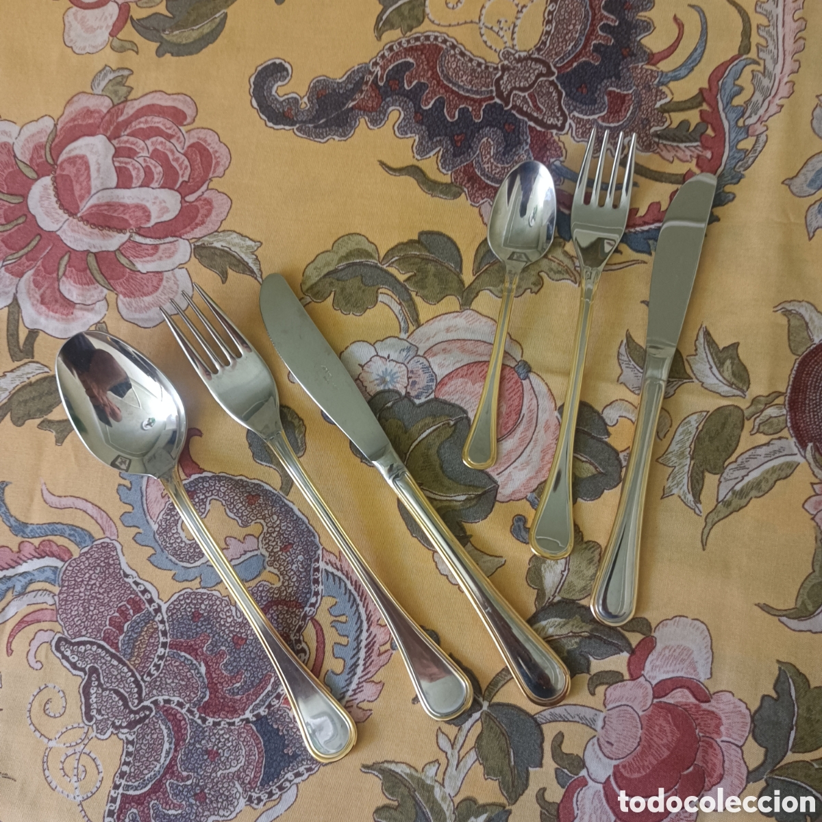 Vintage: Cuberter&iacute;a de acero y bordes dorados muy elegante