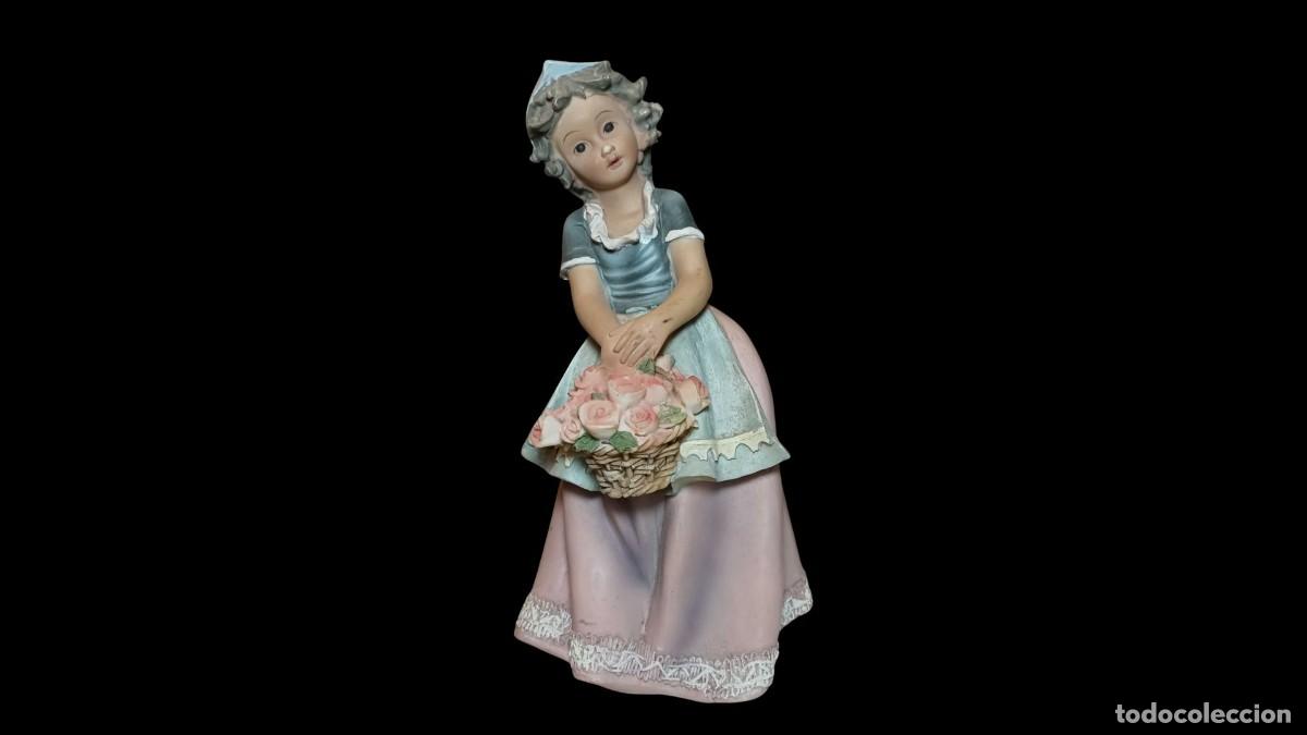 Vintage: FIGURA DECORATIVA NI&Ntilde;A CON CESTA DE FLORES - RESINA POLICROMADA - VESTIDO DE &Eacute;POCA ROSA - A&Ntilde;OS 80/90