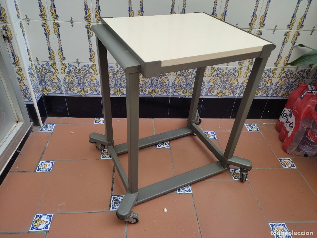 Vintage: mesa de maquina de escribir con ruedas vintage