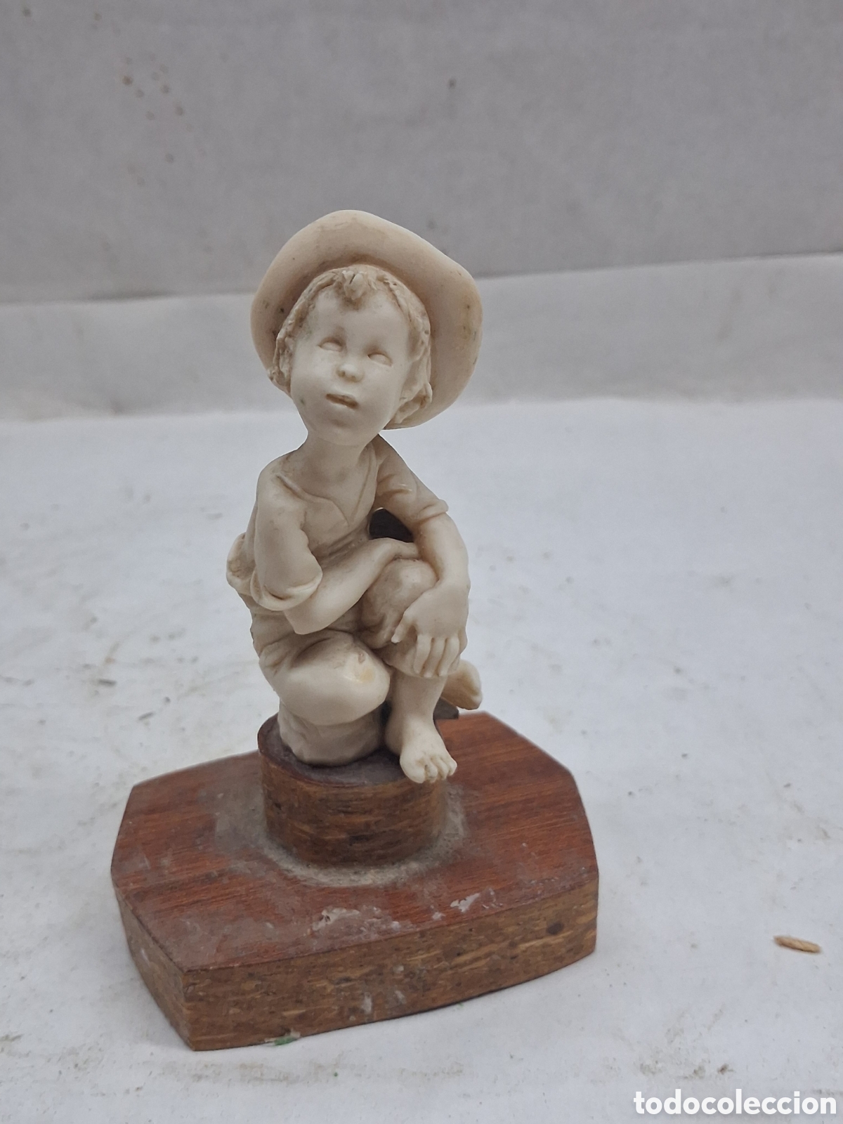 Vintage: peque&ntilde;a figura ni&ntilde;o sentado