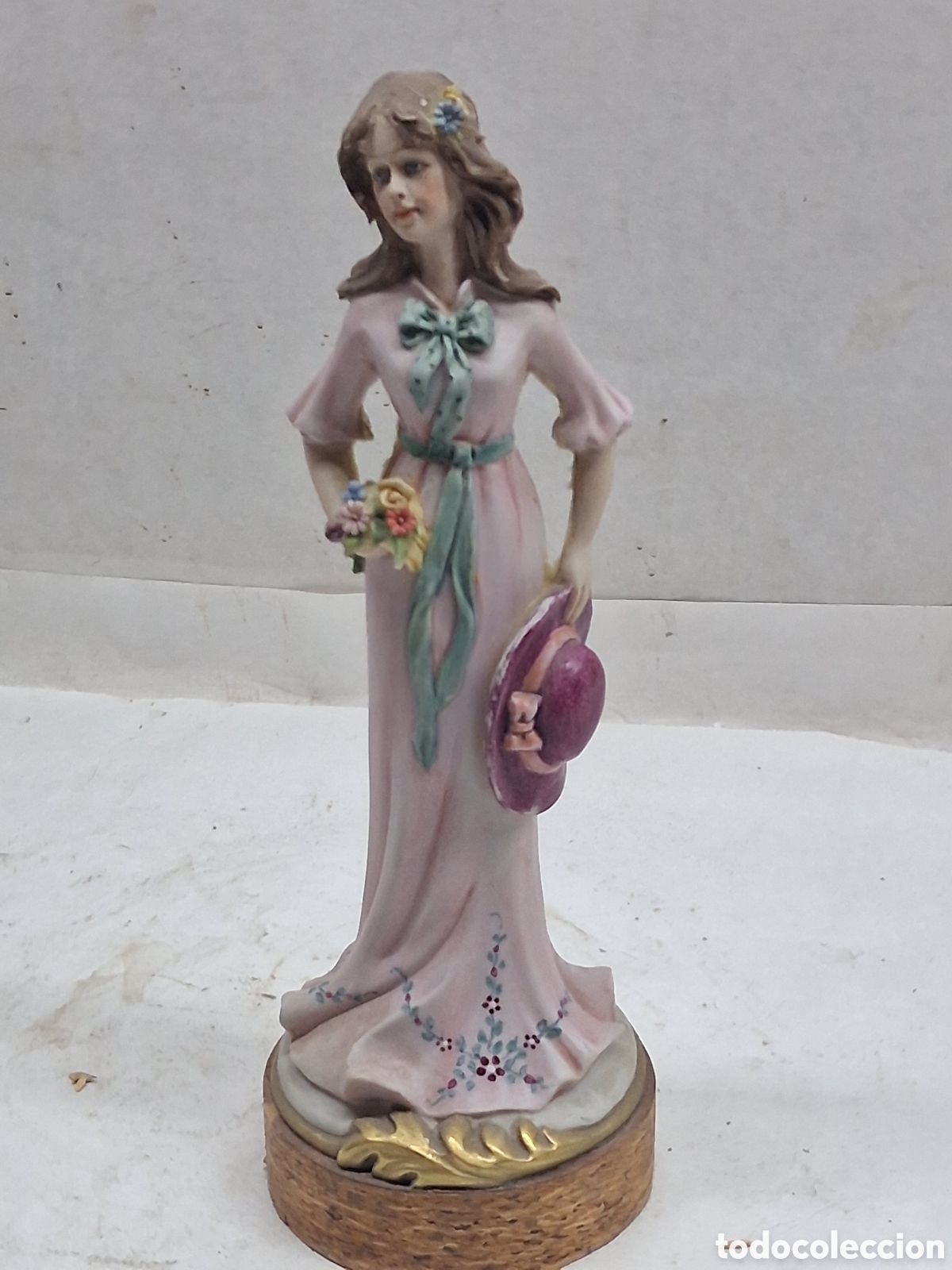 Vintage: Figura Dama con flores sombrero