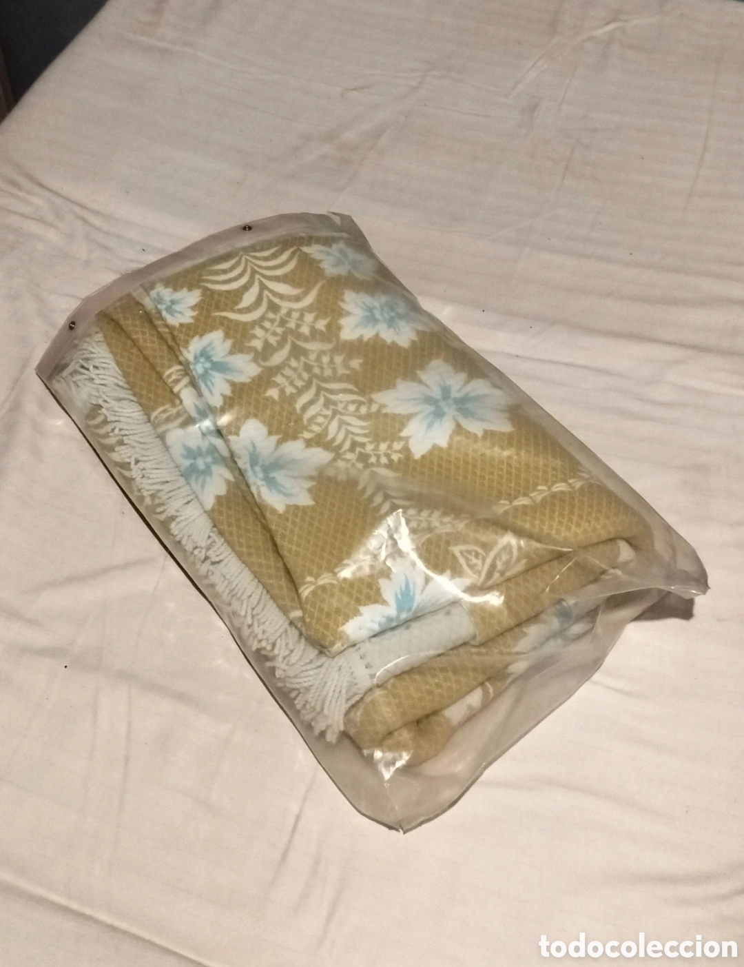 Vintage: Colcha beige y azul con flecos