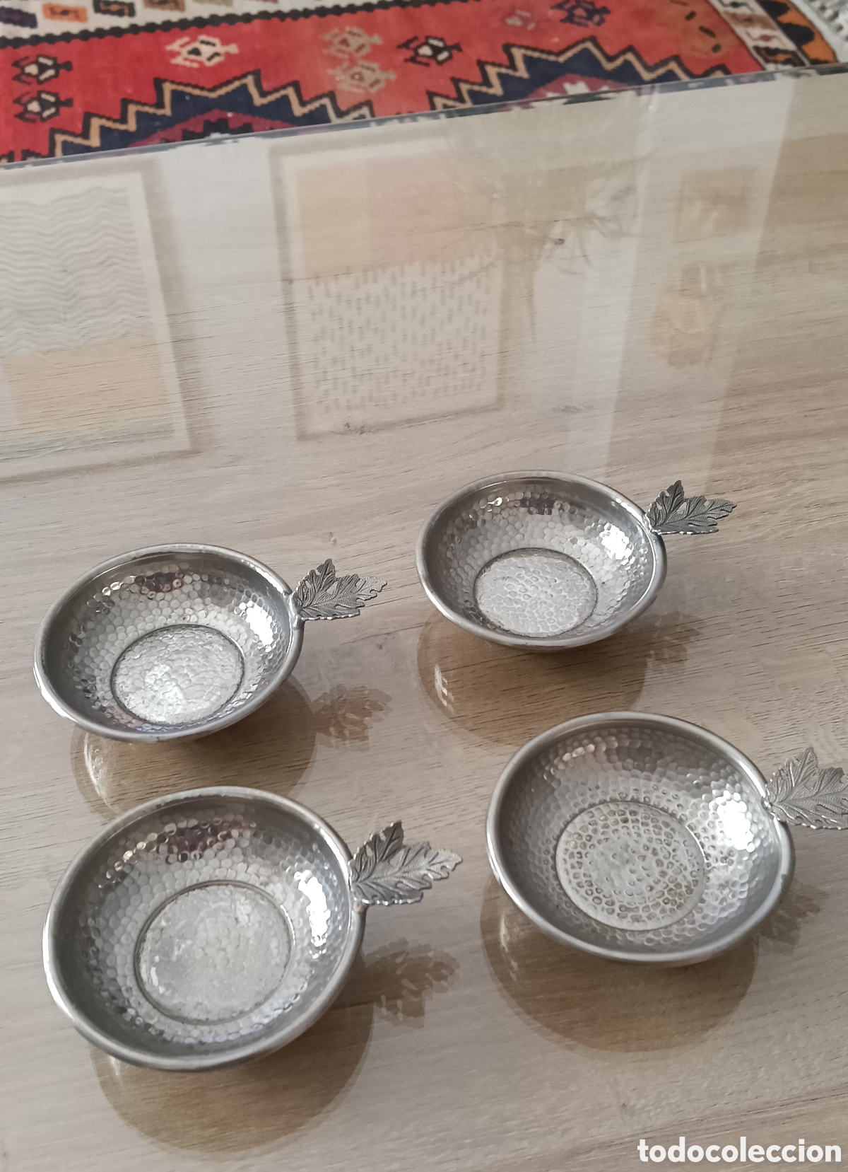 Vintage: Lote de 4 catavinos / tastevin de metal martillado con hoja de vid