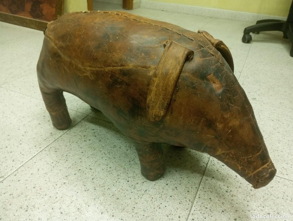 Vintage: ANTIGUO ESCABEL O REPOSAPI&Eacute;S DE PIEL EN FORMA DE CERDO. VALENTI. DIMITRI OMERSA. A&Ntilde;OS 60.