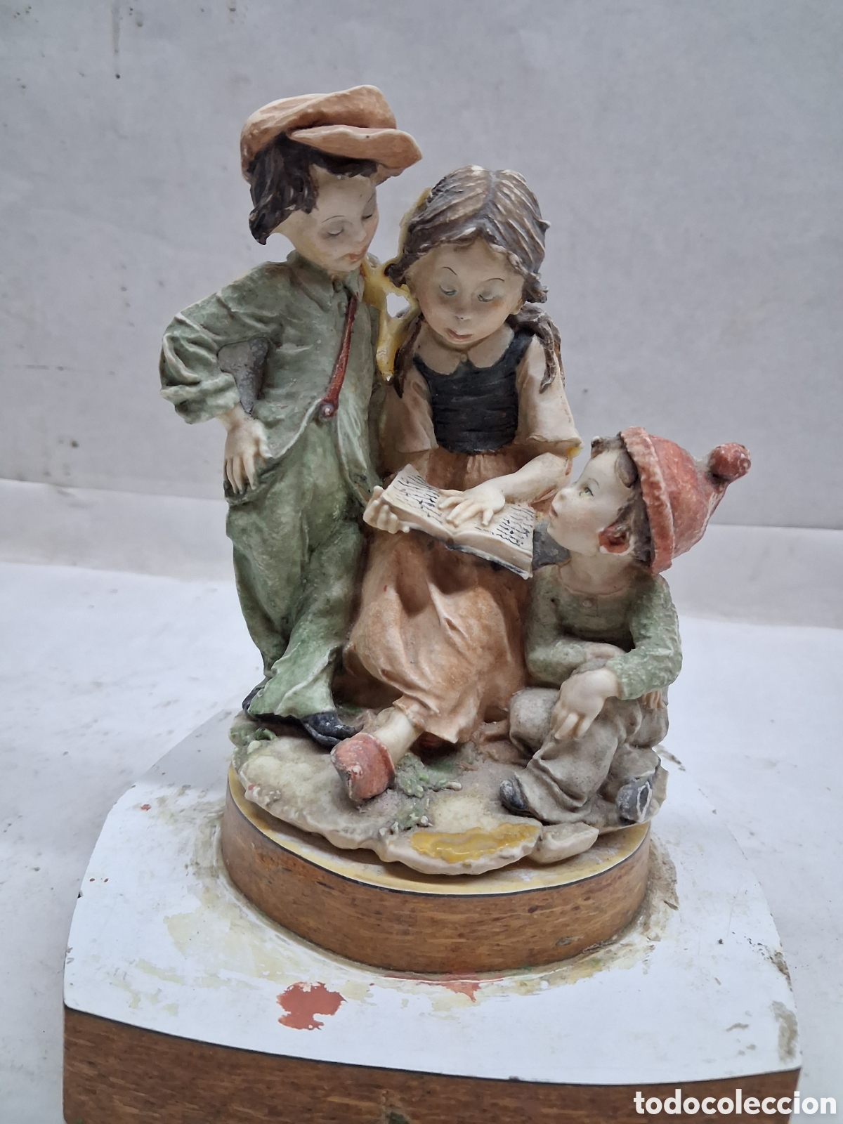 Vintage: figura tres ni&ntilde;os leyendo