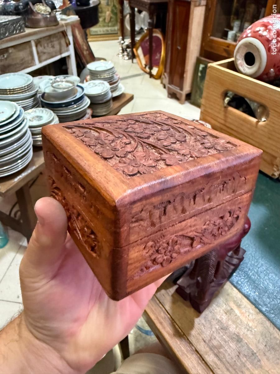 Vintage: CAJA JOYERO DE MADERA TALLADA - MEDIDA 10X10X6 CM