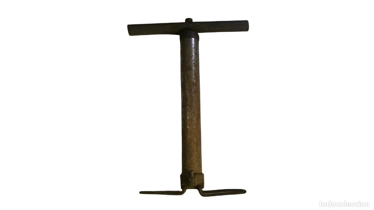 Vintage: BOMBA DE AIRE MANUAL DE SUELO - HIERRO FORJADO - MANGO EN T - BASE CON PATAS - A&Ntilde;OS 1930-1950
