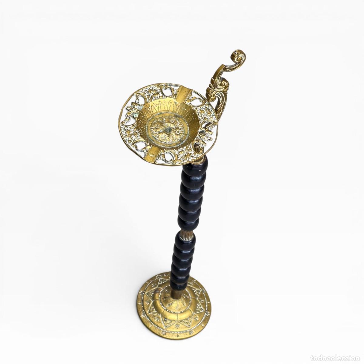 Vintage: Cinzeiro Ch&atilde;o Antigo em Metal Dourado com P&eacute; Alto e Prato Trabalhado | 68 cm | 1,710 kg