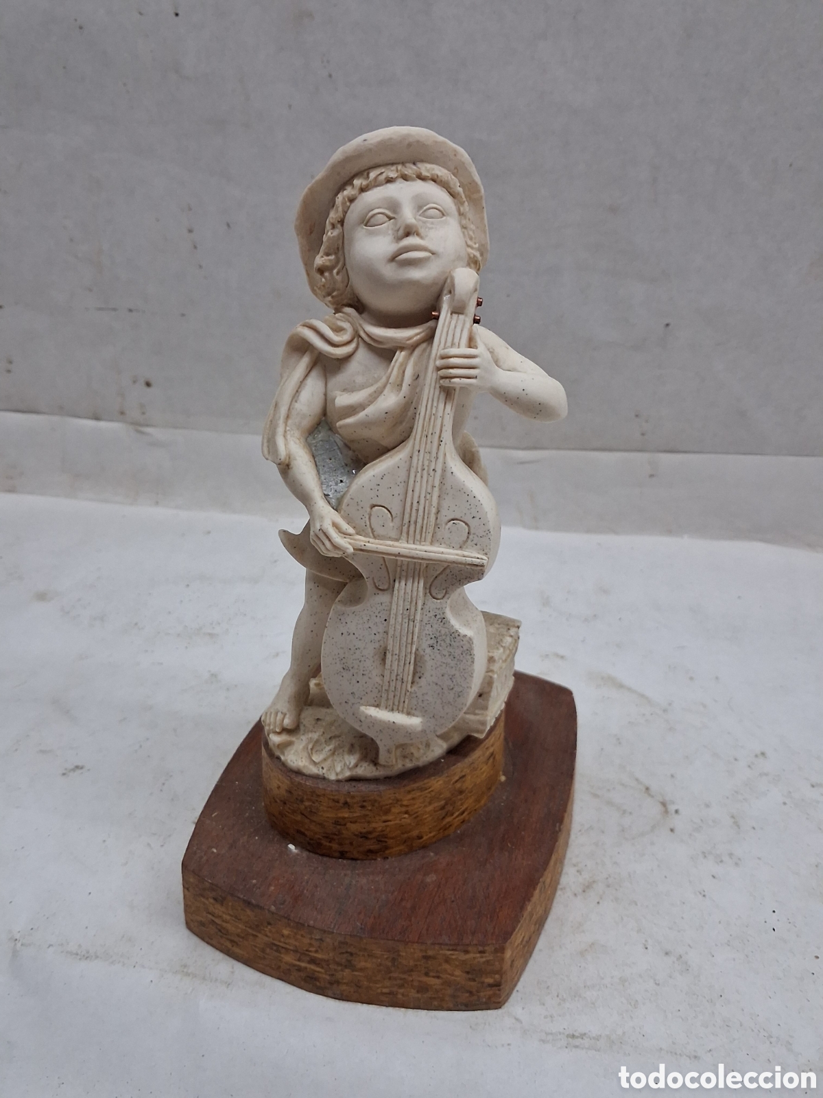 Vintage: joven tocando la viola.