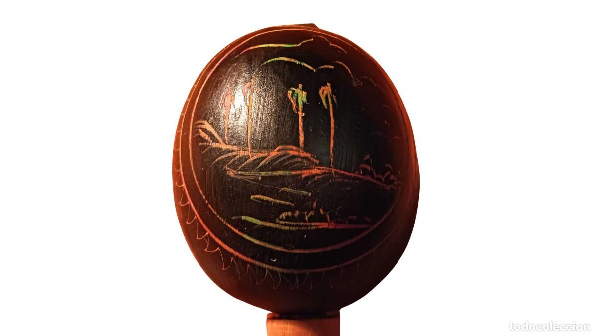 Vintage: MARACA CUBANA VINTAGE DE COCO NATURAL Y MADERA TORNEADA - PIROGRABADO PALMERAS TROPICALES - CUBA