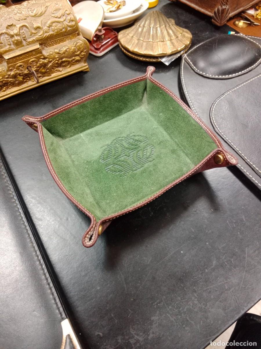 Vintage: RARO VACIABOLSILLOS BANDEJA PORTA LLAVES DE RECIBIDOR - LOEWE - PIEL Y TERCIOPELO - 16 x 16 x 3,5 CM