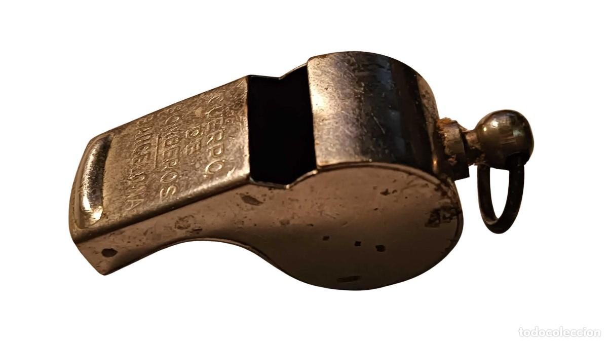 Vintage: SILBATO REGLAMENTARIO DEL CUERPO DE BOMBEROS DE BARCELONA - METAL NIQUELADO - A&Ntilde;OS 40/50