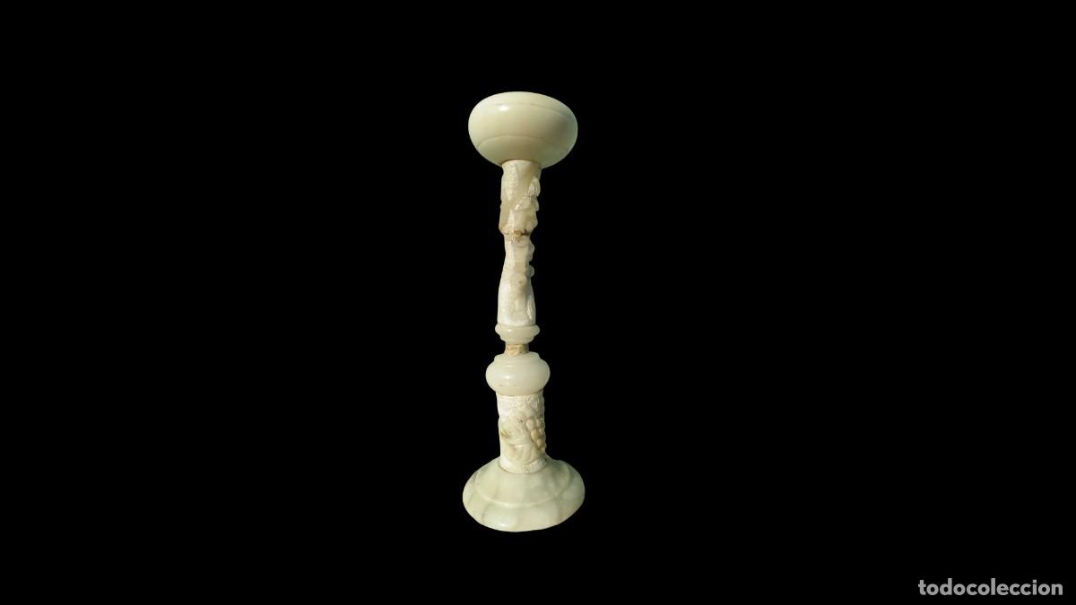 Vintage: PEANA DECORATIVA EN M&Aacute;RMOL BLANCO TALLADA A MANO - COLUMNA CON MOTIVOS EN RELIEVE - A&Ntilde;OS 40/50