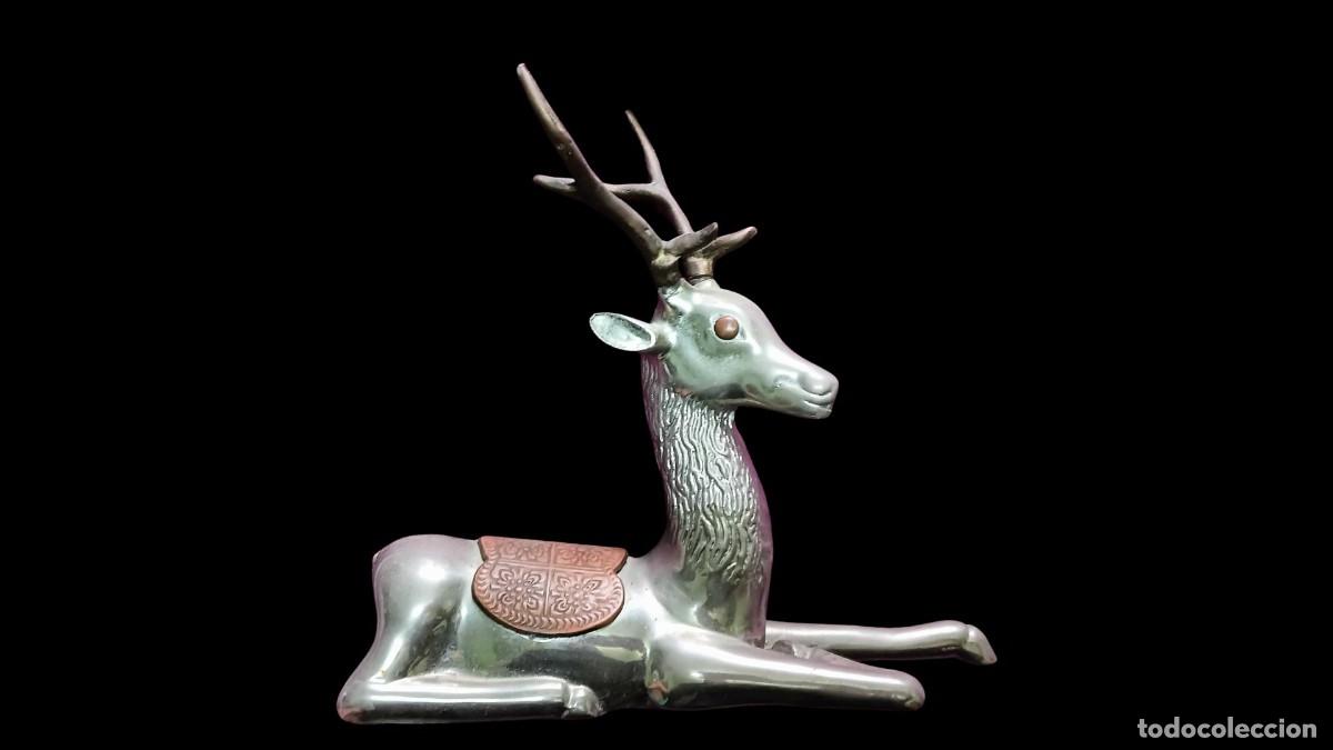 Vintage: FIGURA VINTAGE DE CIERVO EN METAL PATINADO - SILLA DE MONTAR EN RELIEVE - ESTILO ASI&Aacute;TICO - A&Ntilde;OS 60/