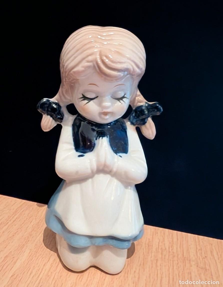 Vintage: Figura de porcelana vintage &ndash; Ni&ntilde;a rezando con coletas &ndash; A&ntilde;os 60/70 &ndash; Decoraci&oacute;n cl&aacute;sica