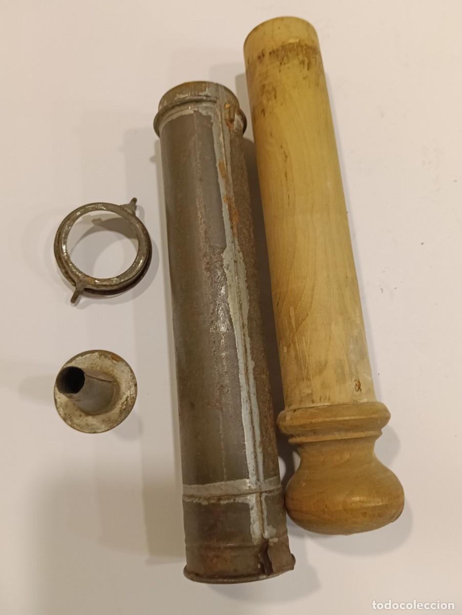 Vintage: Antigua Jeringa Pastelera de Metal y &Eacute;mbolo de Madera - Utensilio de Cocina R&uacute;stico Vintage