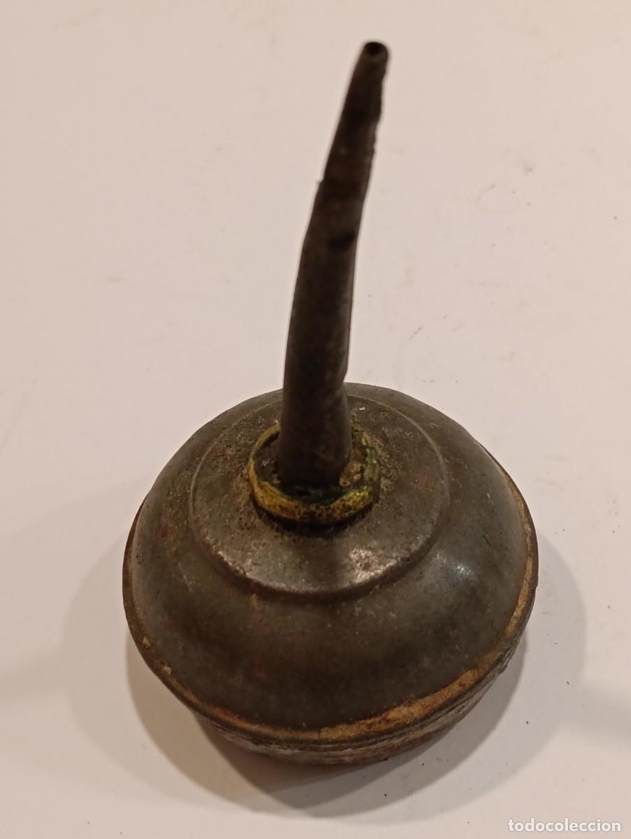 Vintage: Antigua Aceitera de Mec&aacute;nico de Hojalata - Dosificador de Aceite Industrial de Taller (5 x 8 cm)
