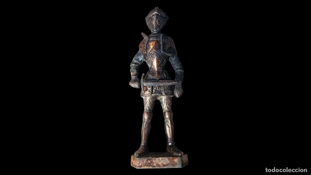 Vintage: ENCENDEDOR DE MESA FIGURATIVO - CABALLERO CON ARMADURA G&Oacute;TICO-MAXIMILIANA - BRONCE PATINADO - 60/70