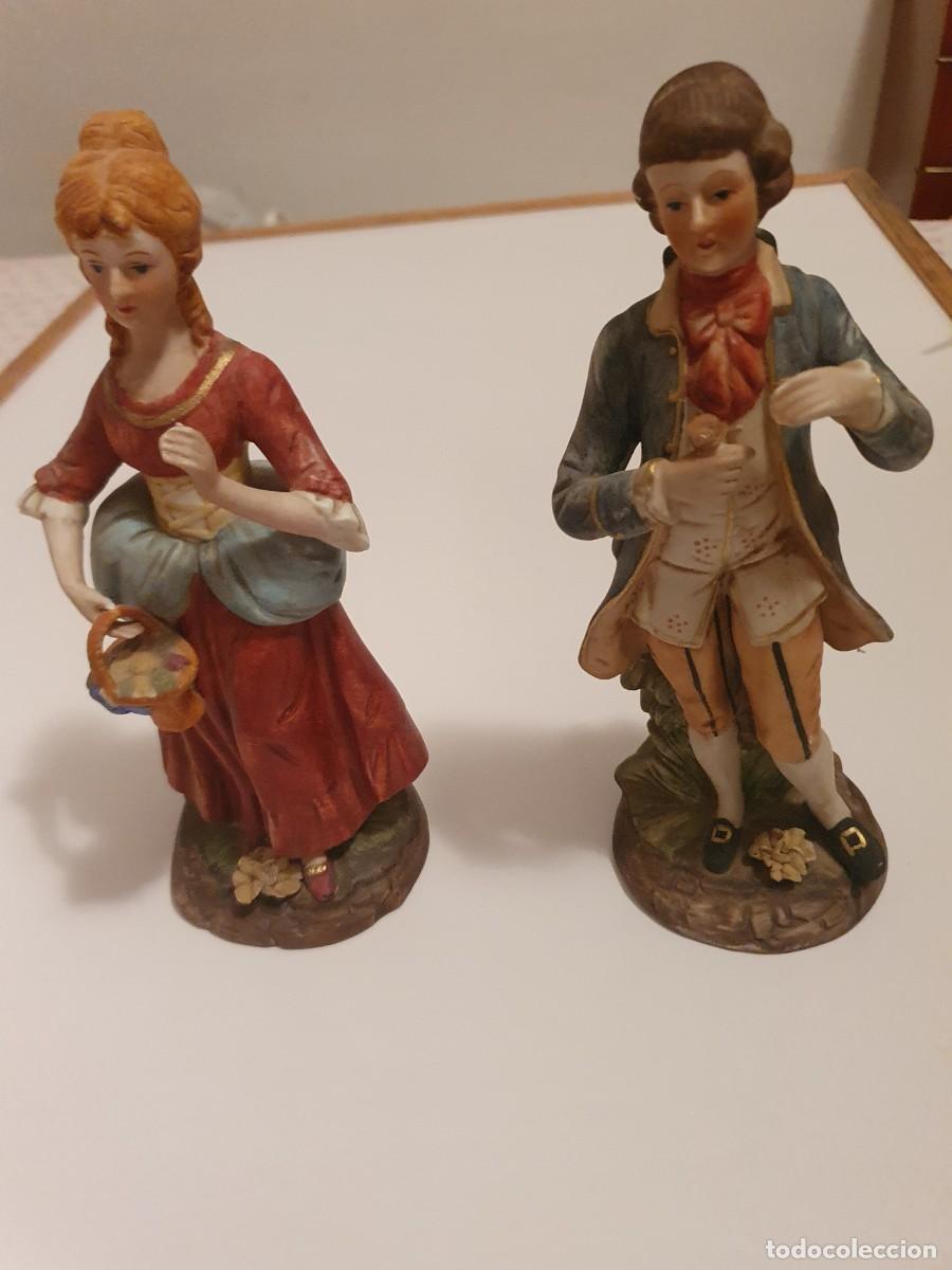 Vintage: Lote 2724. Pareja de figuras victorianas, en cer&aacute;mica, con sello KPM