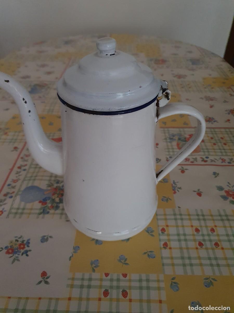 Vintage: Lote 2725. Cafetera vintage, en metal cer&aacute;mico
