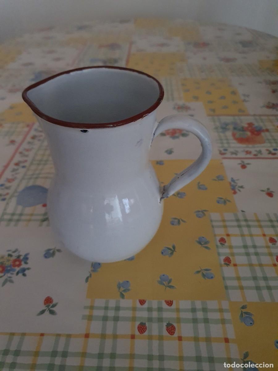 Vintage: Lote 2726. Jarra vintage, en metal cer&aacute;mico