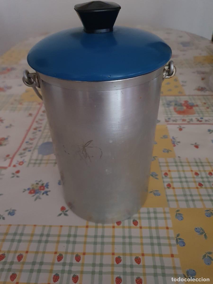 Vintage: Lote 2727. Lechera met&aacute;lica vintage, con tapa azul