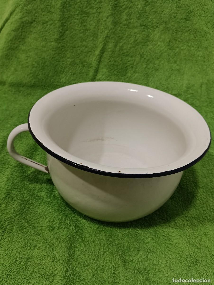 Vintage: Antiguo Orinal de Noche Esmaltado - Hierro Porcelanizado Blanco con Filo Azul - Marca del Gallo E.F.