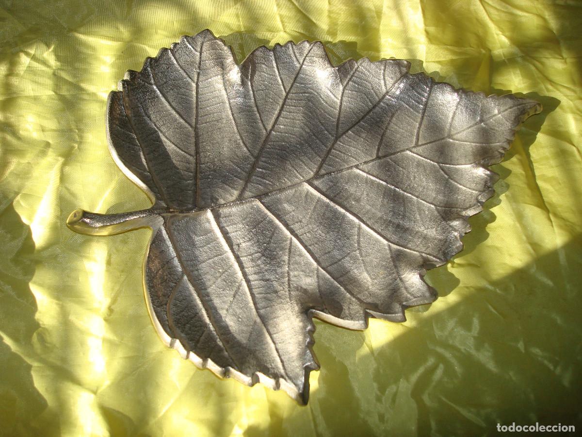 Vintage: BANDEJA VACIA BOLSILLOS DE METAL EN FORMA DE HOJA. 30 X 23 CM