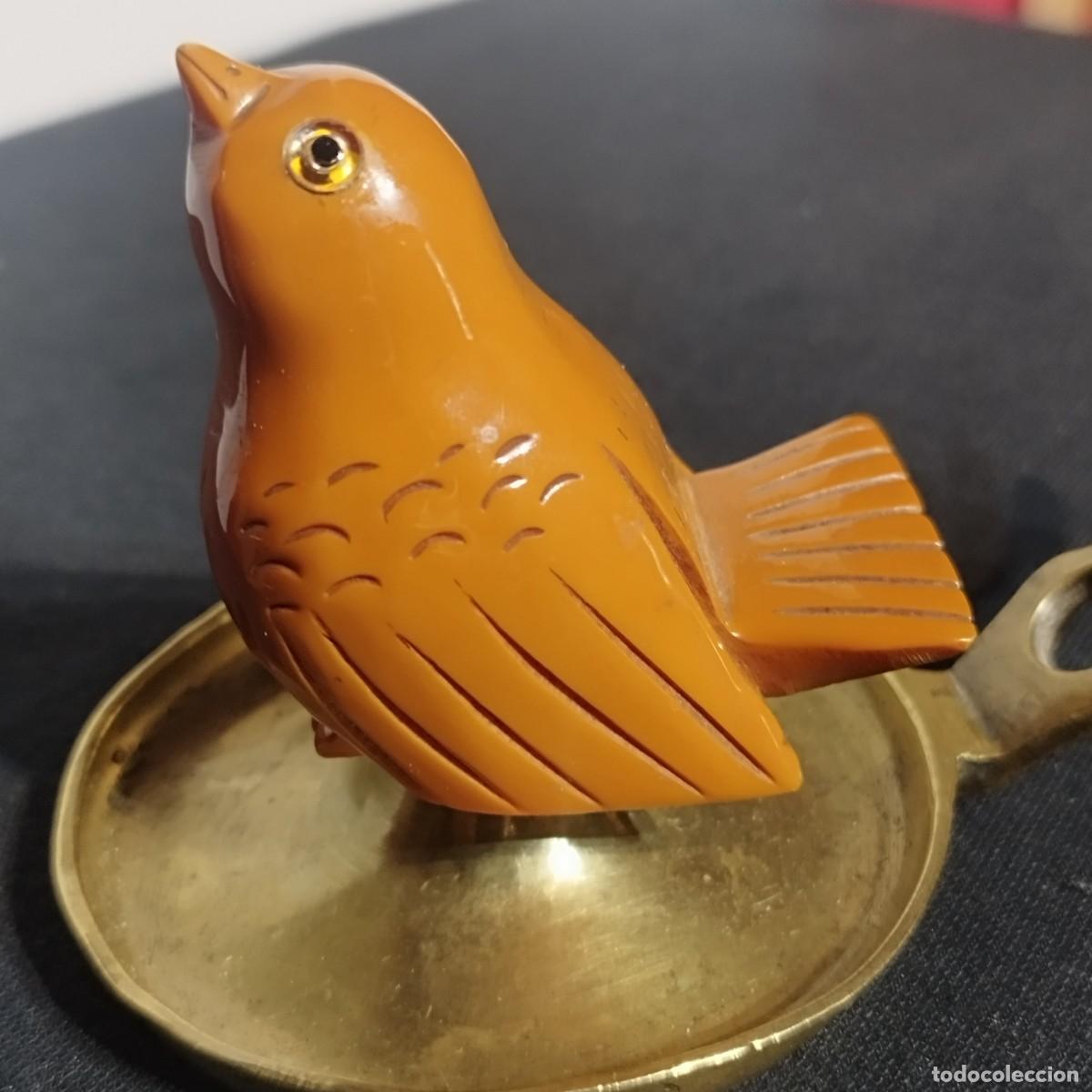 Vintage: FIGURA DECORATIVA DE PAJARO COLOR NARANJA DE RESINA PULIDA SOBRE PALMATORIA DE BRONCE