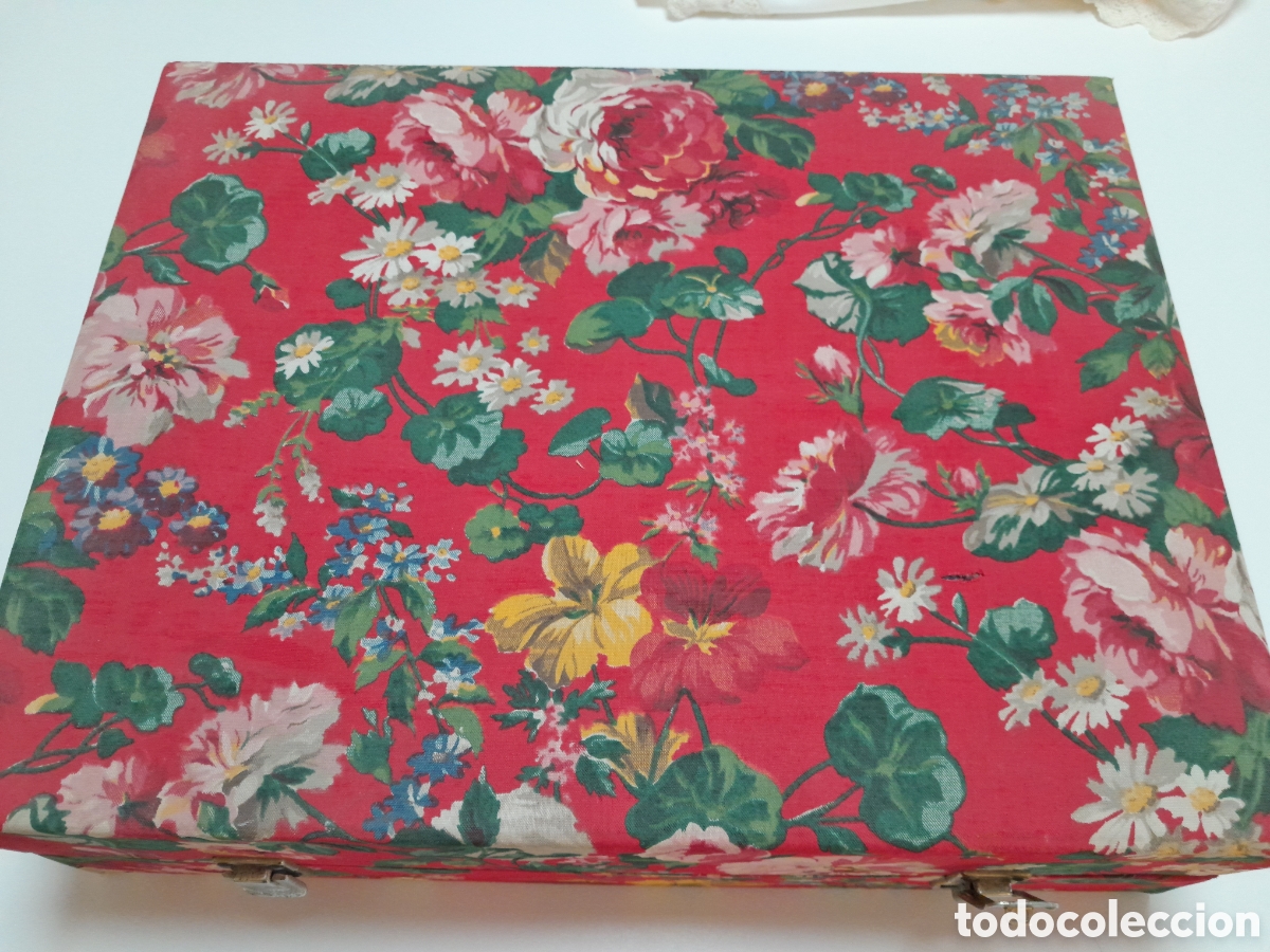 Vintage: Maleta decorativa con un vibrante estampado floral