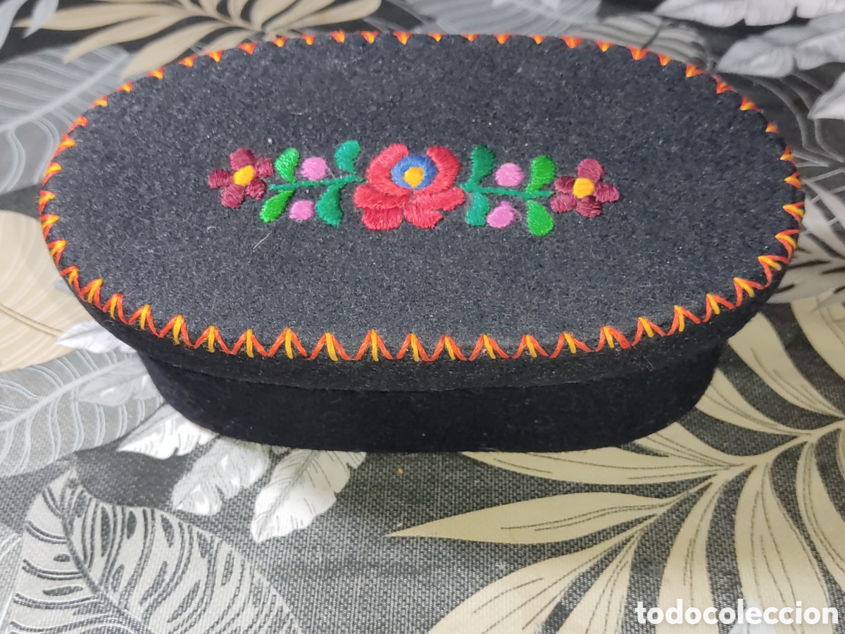 Vintage: Caja joyero & costurero H&uacute;ngaro de fieltro con bordado de flores.Vintage.