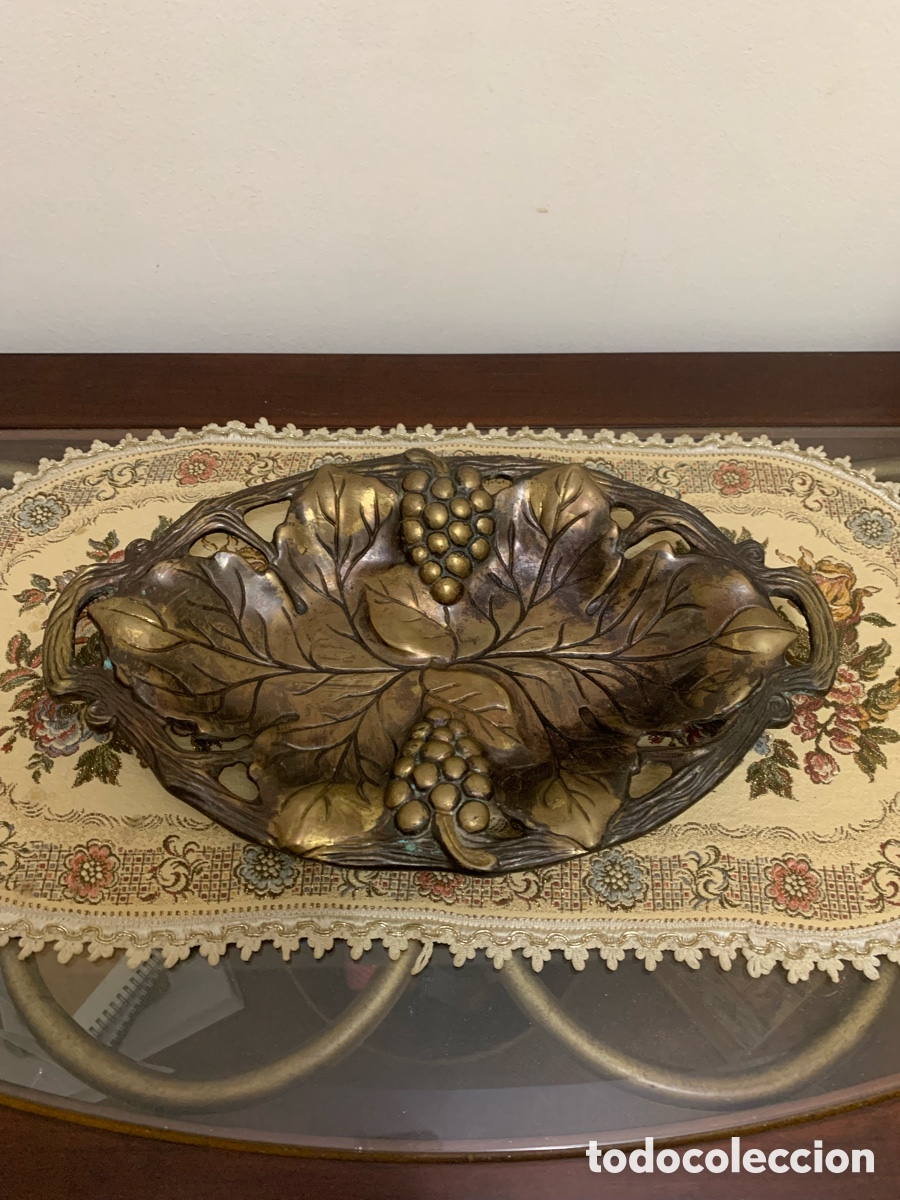 Vintage: Bandeja grande frutero antiguo de metal macizo con hojas de parra y racimos de uva &ndash; 40 cm