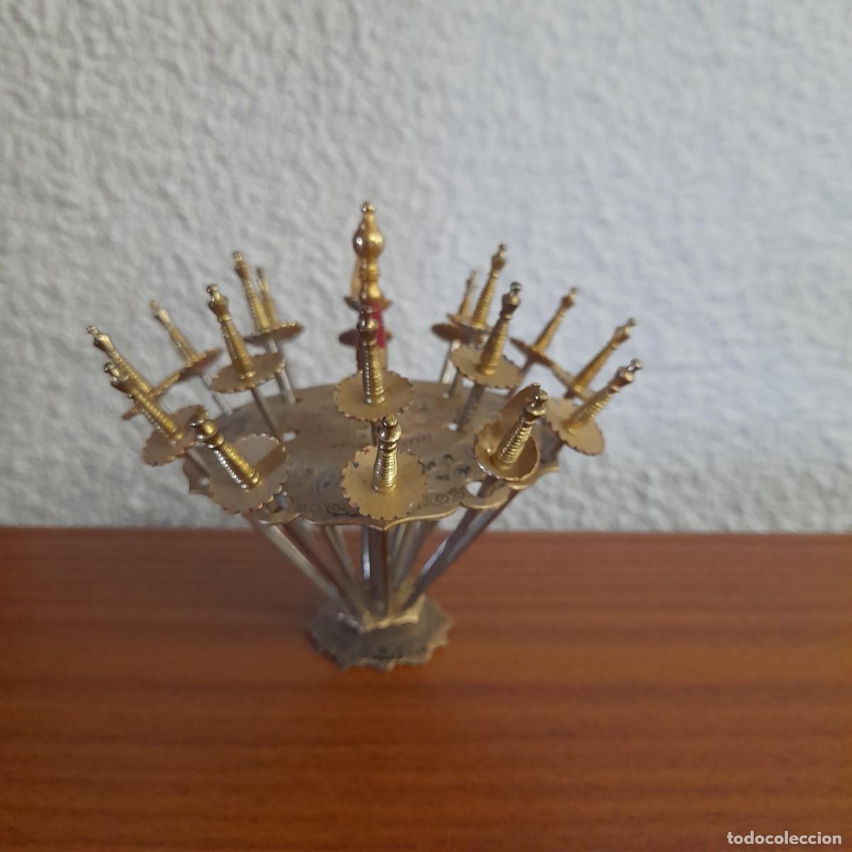 Vintage: 18 PINCHOS METALICOS APERITIVO CON FORMA DE ESPADAS CON SOPORTE VINTAGE