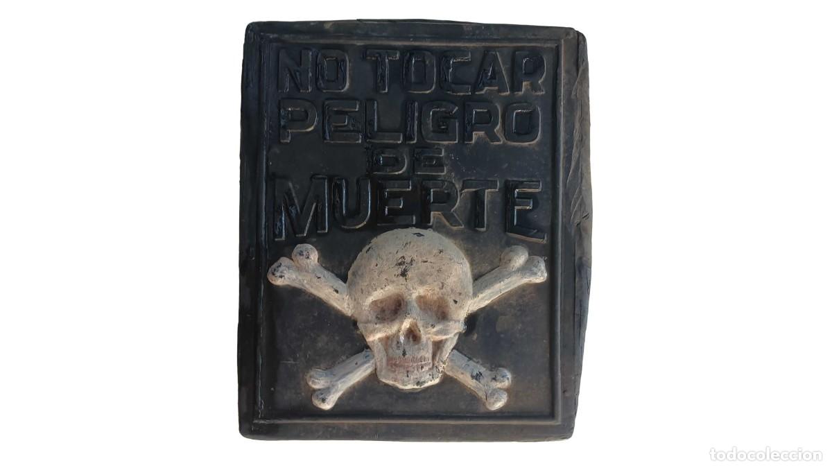 Vintage: CARTEL ANTIGUO &rdquo;NO TOCAR - PELIGRO DE MUERTE&rdquo; EN GOMA GRUESA CON CALAVERA EN RELIEVE - A&Ntilde;OS 50/70