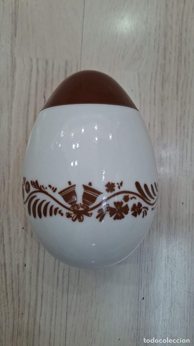 Vintage: Tarro decorativo vintage / antiguo de Avon con un dise&ntilde;o de huevo. A&ntilde;os 70 - Parte superior marr&oacute;n (